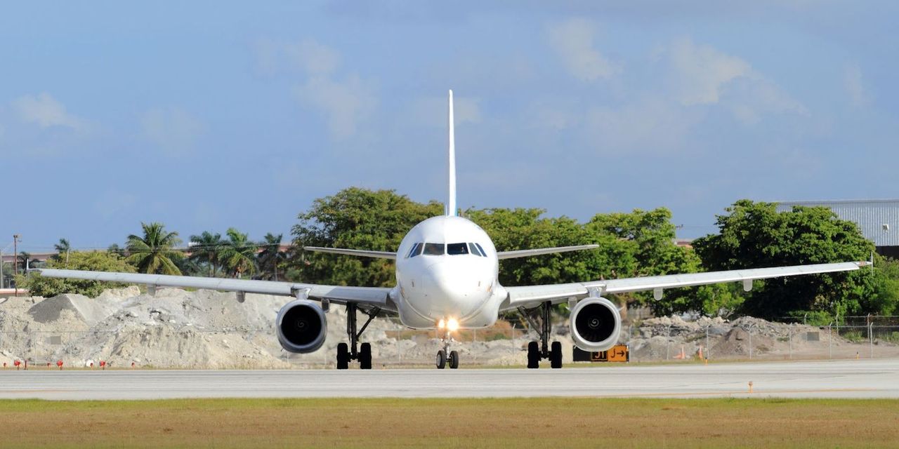 airplane-before-takeoff-1625205-1280x640