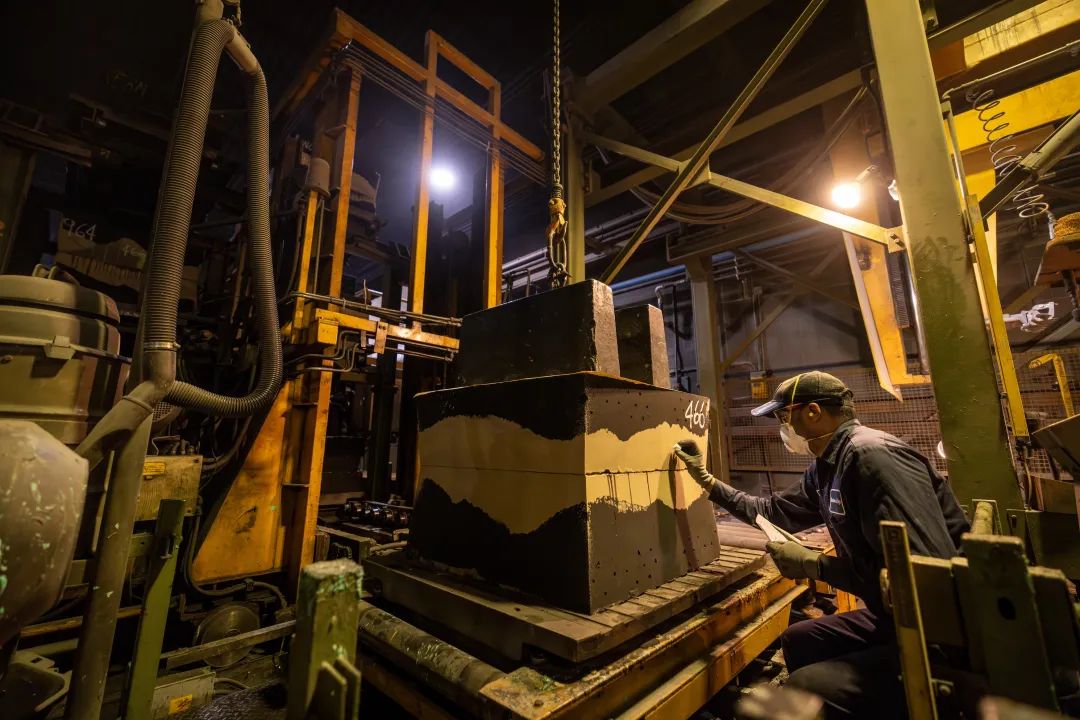 Sand Mold Closing Operation